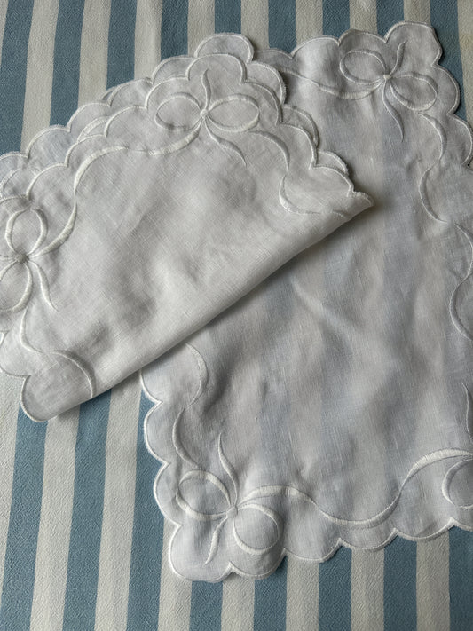 Gertie scalloped placemat