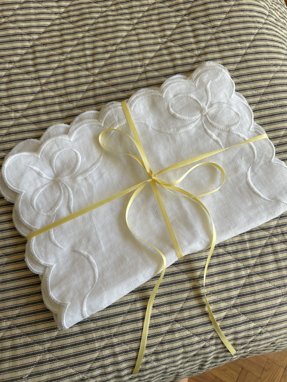 Scalloped placement in white linen